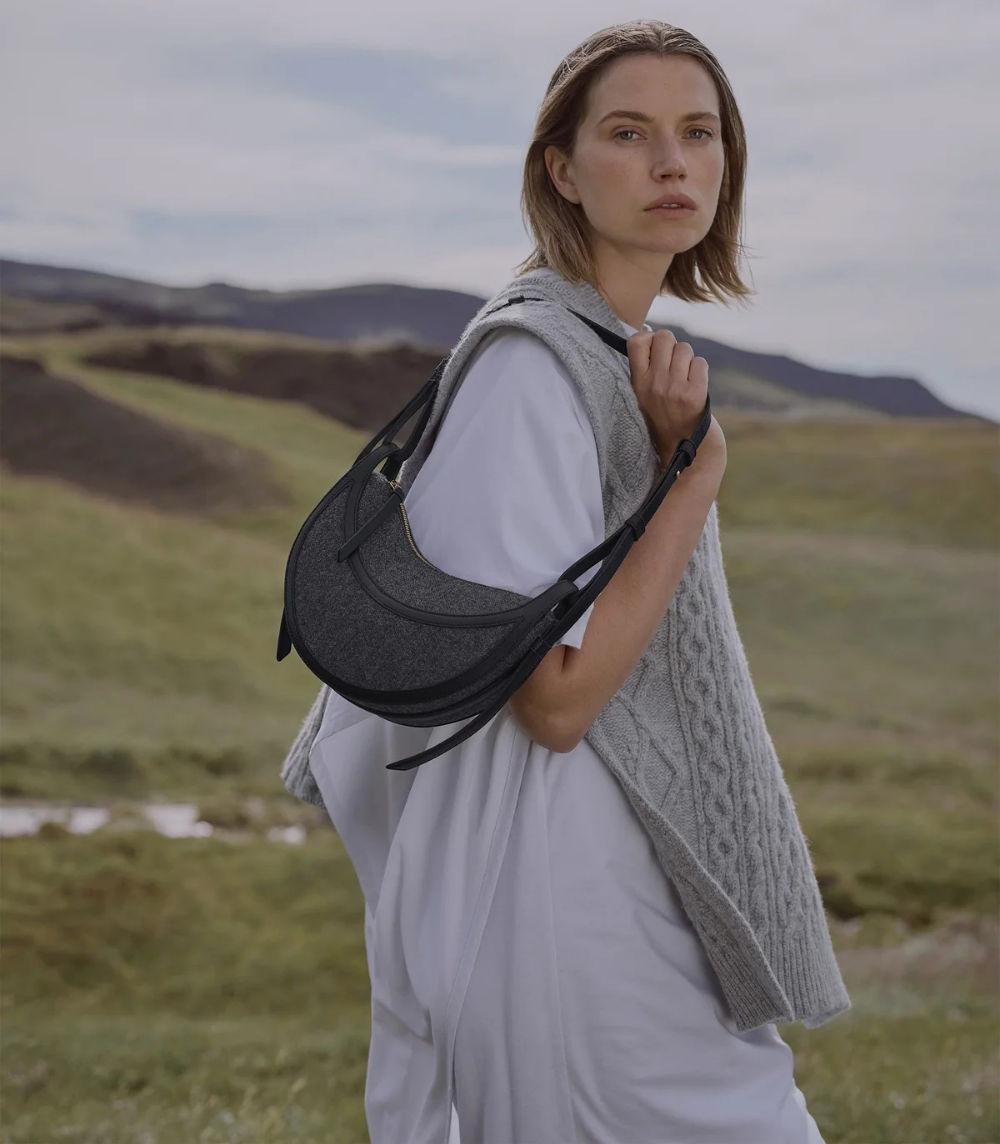 Vivienne - Black Canvas
